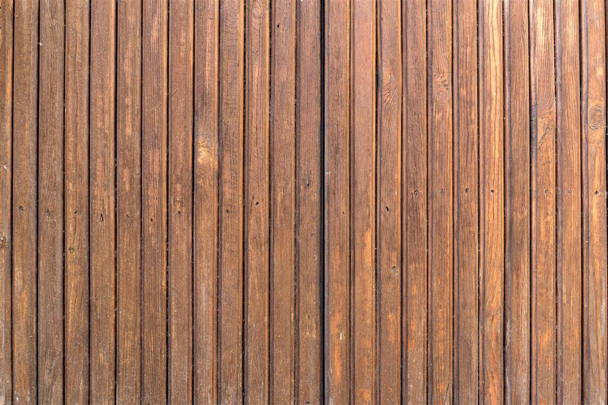 Fototapeta bariera ciągła wykonana ze starych belek drewnianych