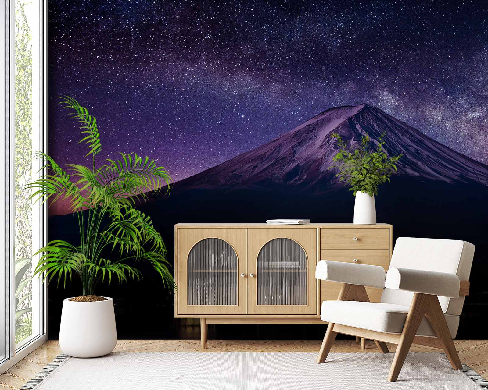 Fototapeta gwiaździste niebo o fioletowym odcieniu nad szczytem góry