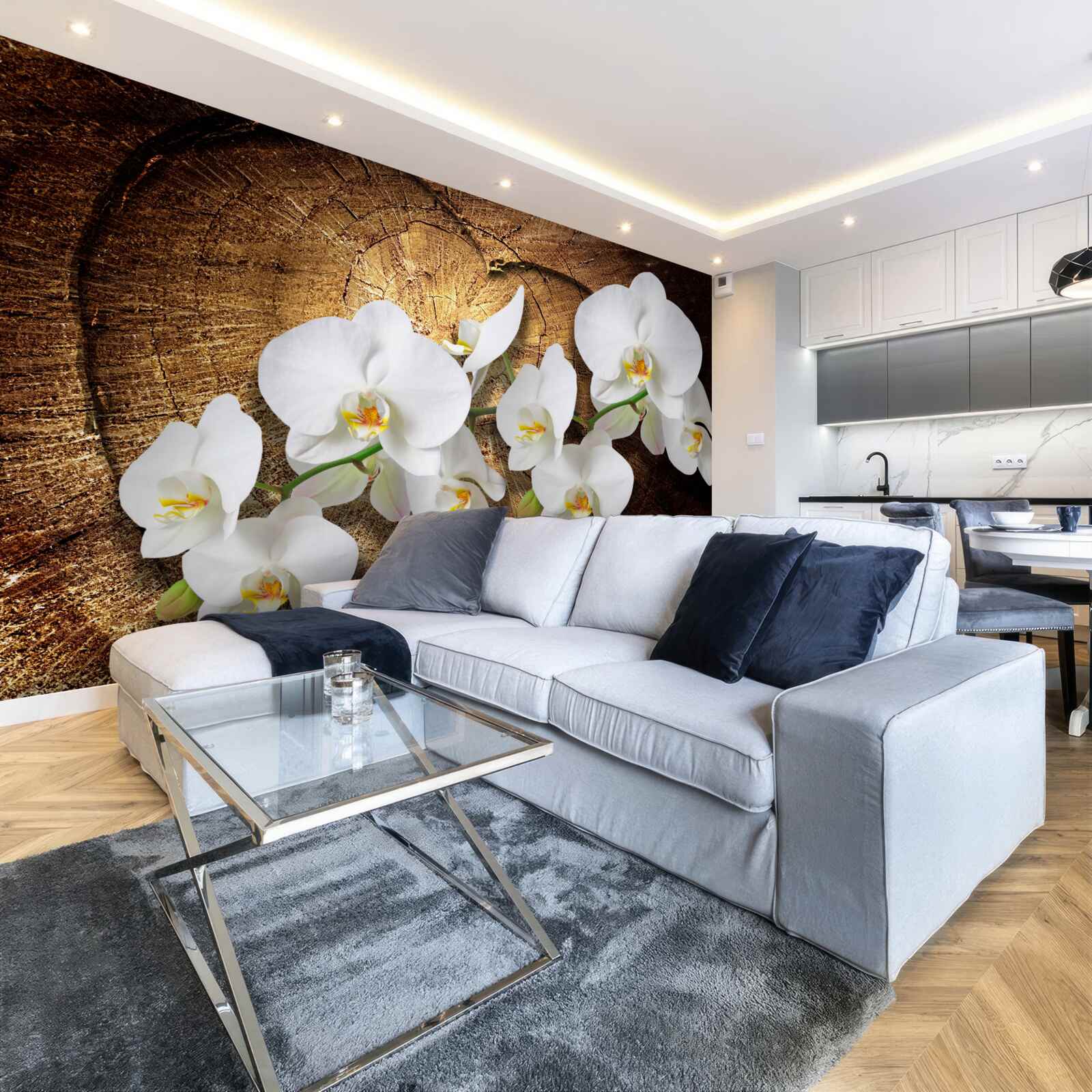 Fototapeta Śnieżnobiała orchidea na pociętym pniu drzewa