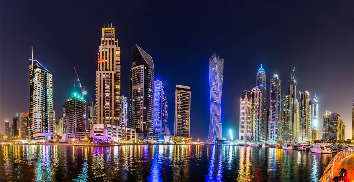 Fototapeta fascynująca nocna ulica w dubaju