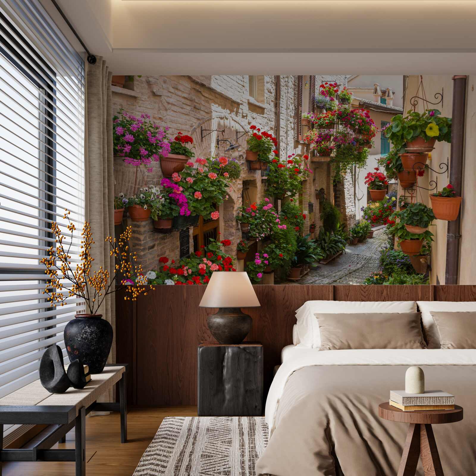 Fototapeta ulica zanurzona w gęstej zieleni, spowijająca swoją starożytność