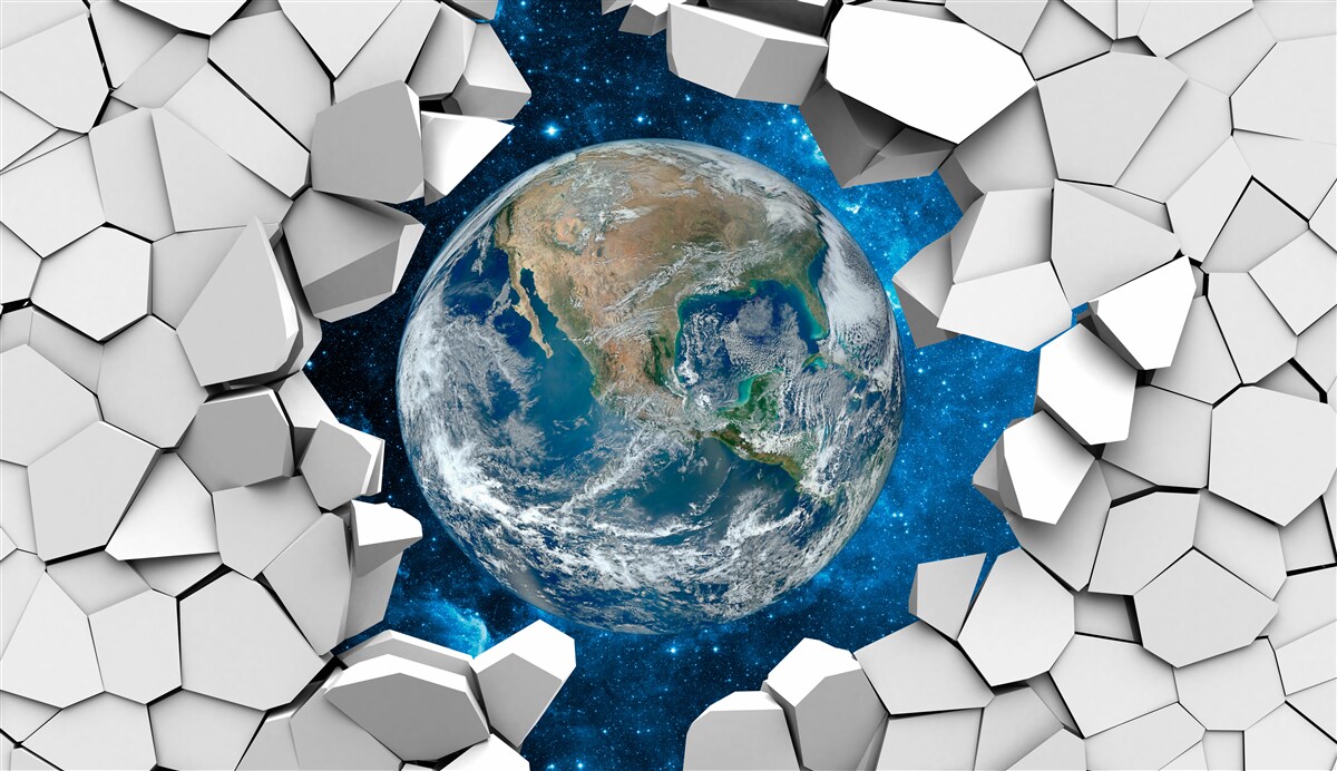 Fototapeta widok na teren przez połamany mur