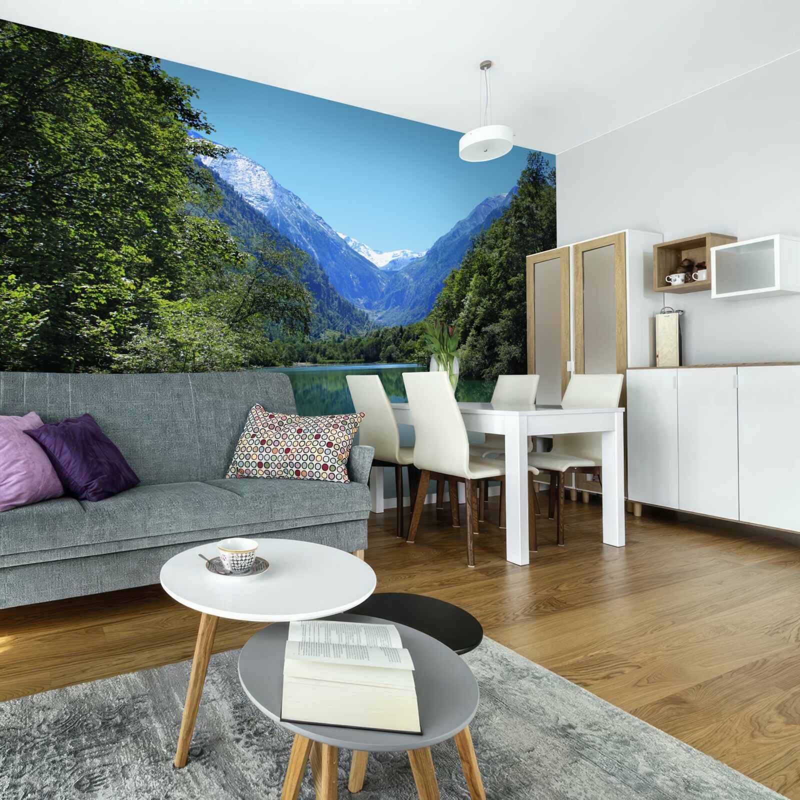 Fototapeta spokojny zbiornik wodny ukryty w gęstym lesie na zboczach gór