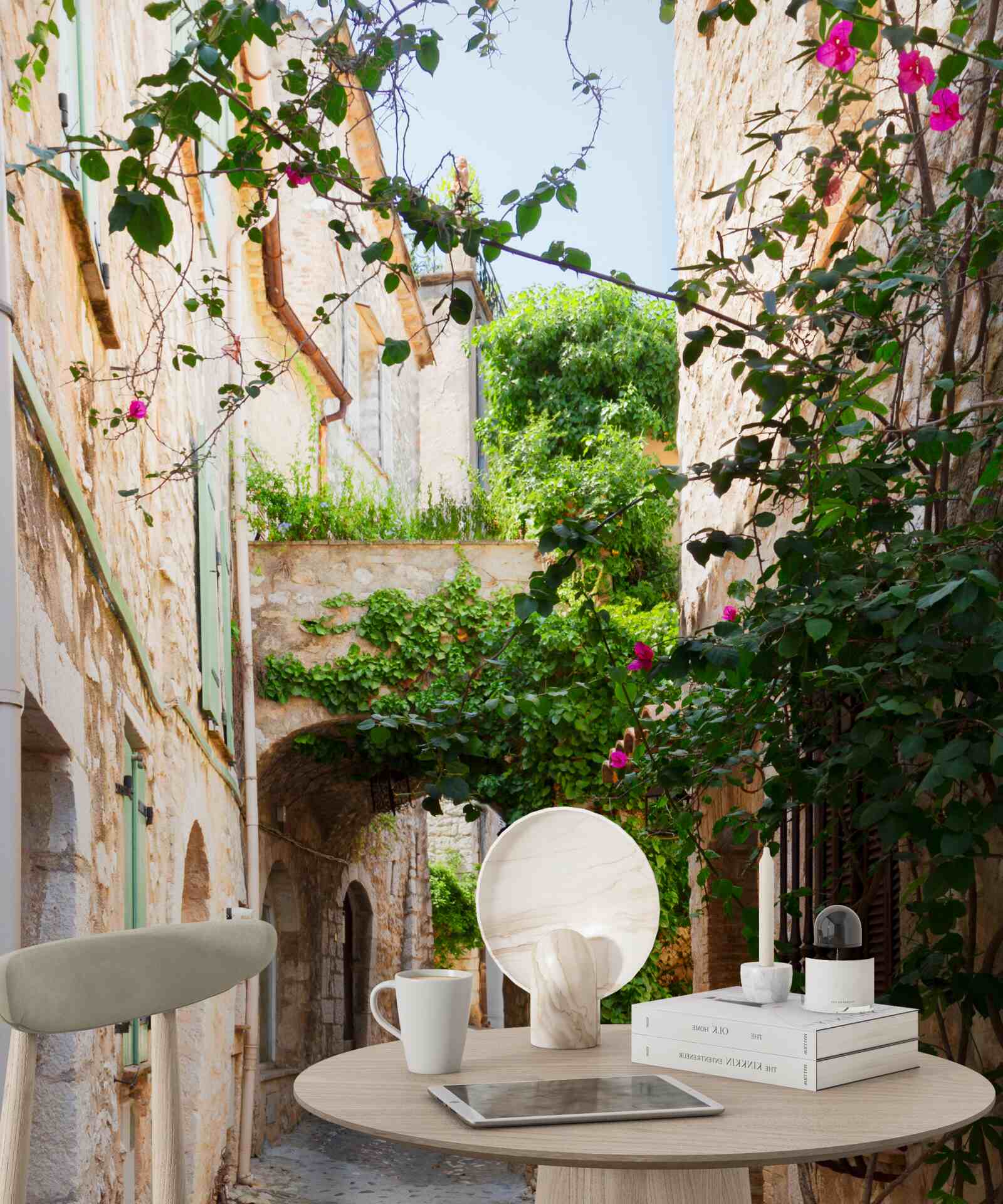 Fototapeta starożytna wąska uliczka ozdobiona żywymi roślinami