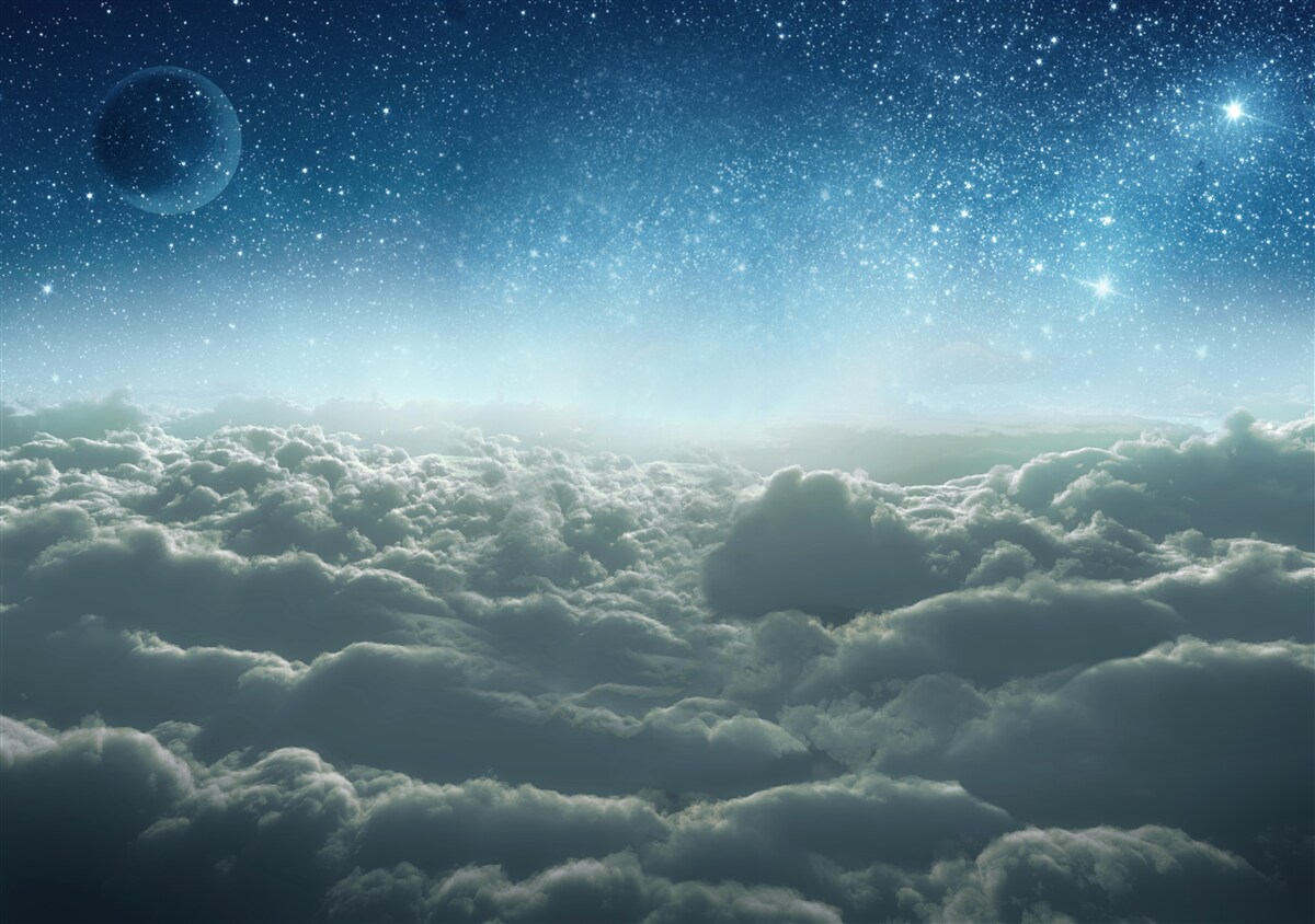 Fototapeta czarujące pochmurne majestaty w gwiaździstą noc