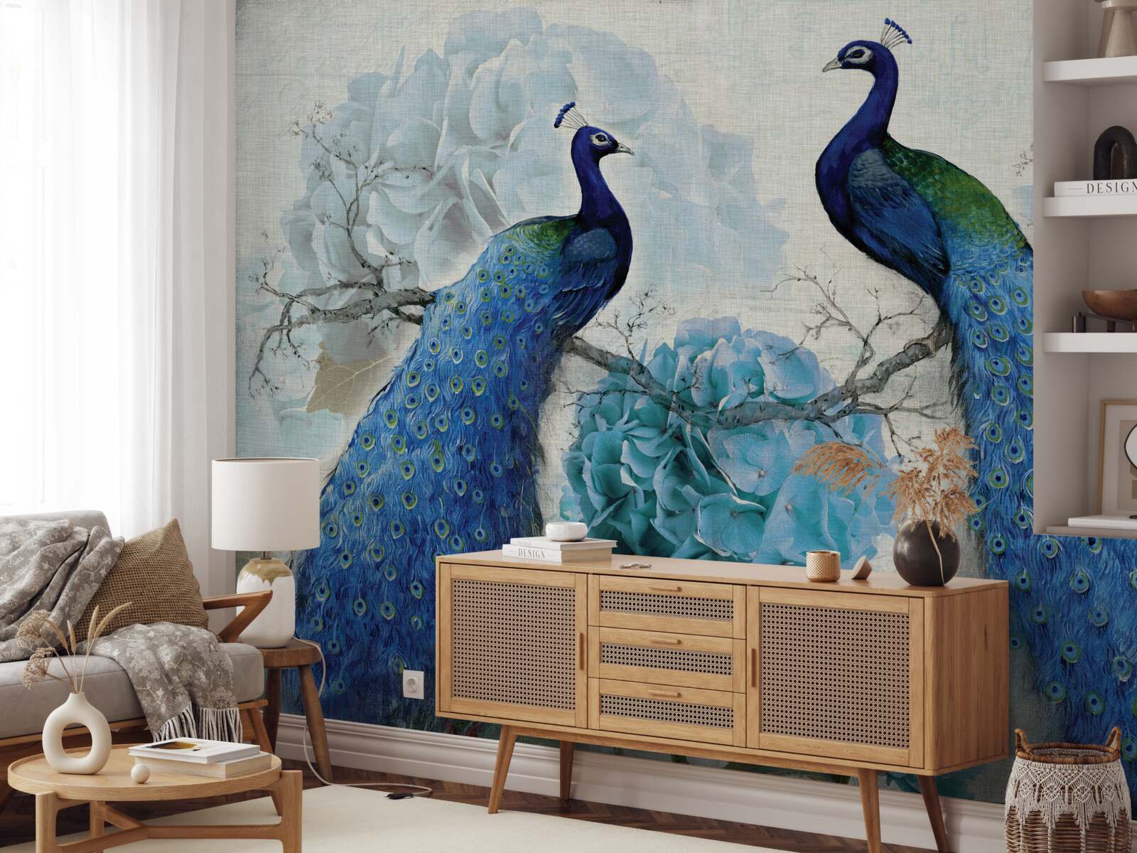 Fototapeta pawie z niebieskimi piórami na kwiatach w tym samym odcieniu