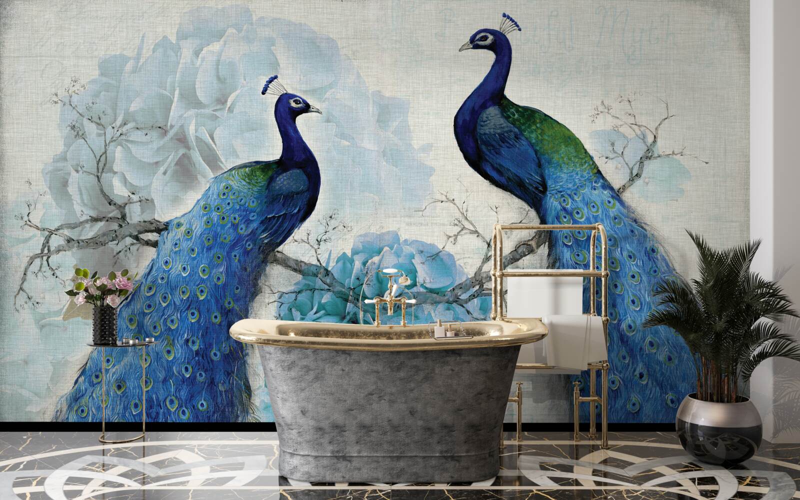 Fototapeta pawie z niebieskimi piórami na kwiatach w tym samym odcieniu