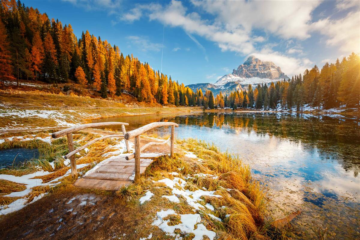 Fototapeta jesienny krajobraz z górą na horyzoncie