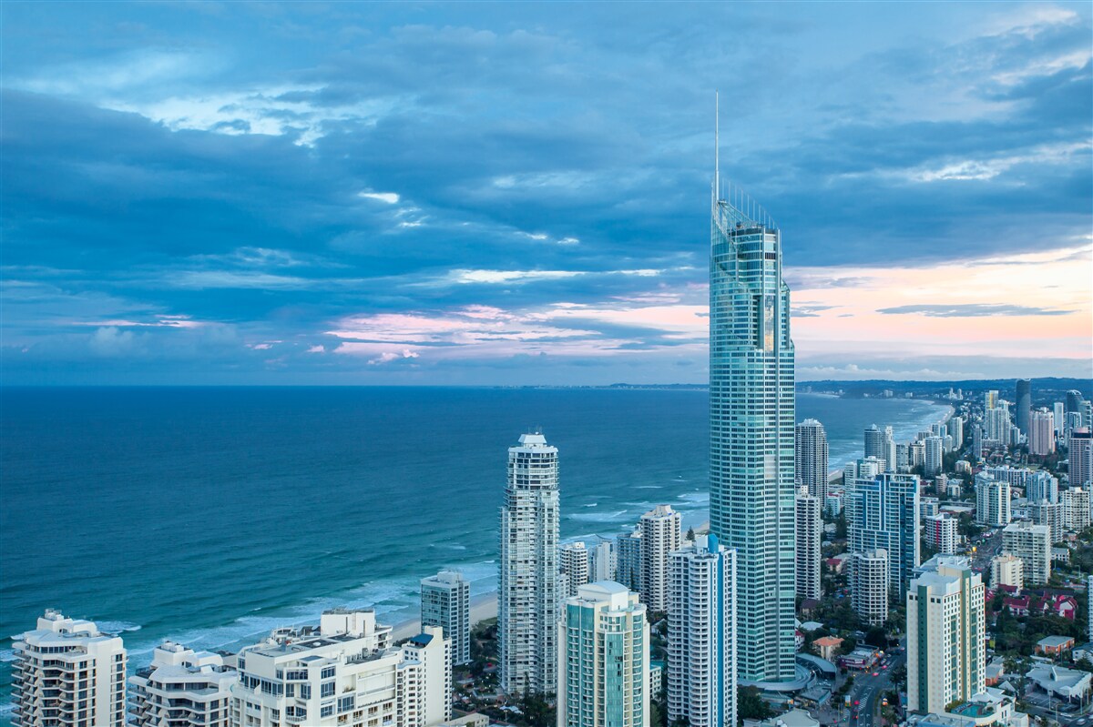 Fototapeta gigantyczne miasto nad brzegiem morza