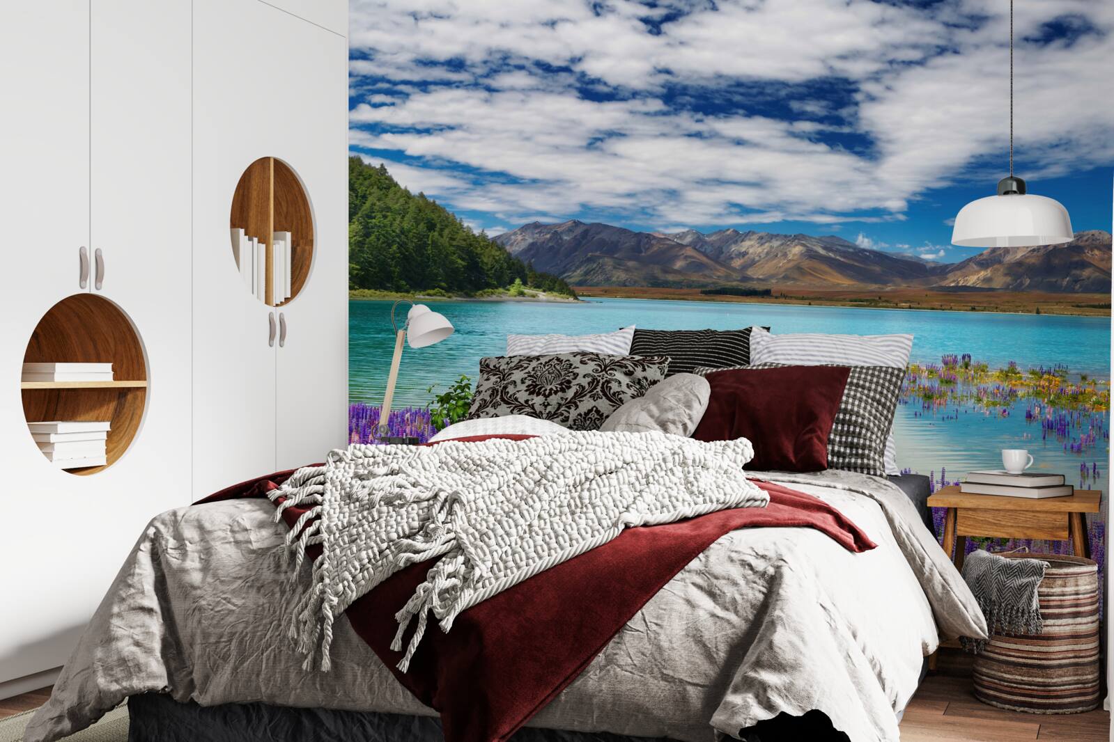 Fototapeta kwiaty odbijają się w krystalicznie czystej wodzie górskiego jeziora