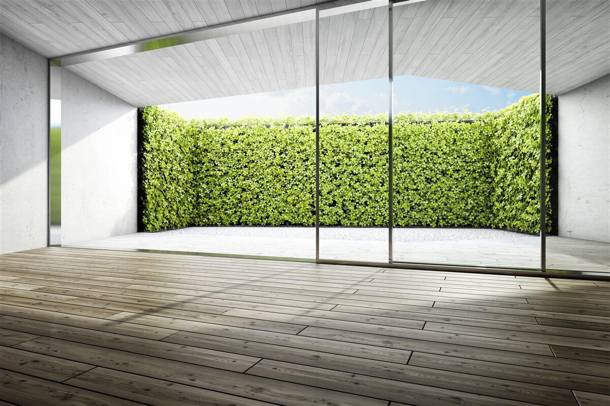 Fototapeta balkon z przezroczystymi ścianami z widokiem na ogród