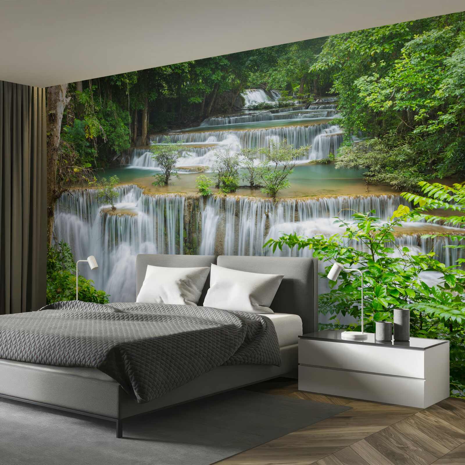 Fototapeta majestatyczny wodospad, z którego woda szybko spada z ogłuszającym hałasem