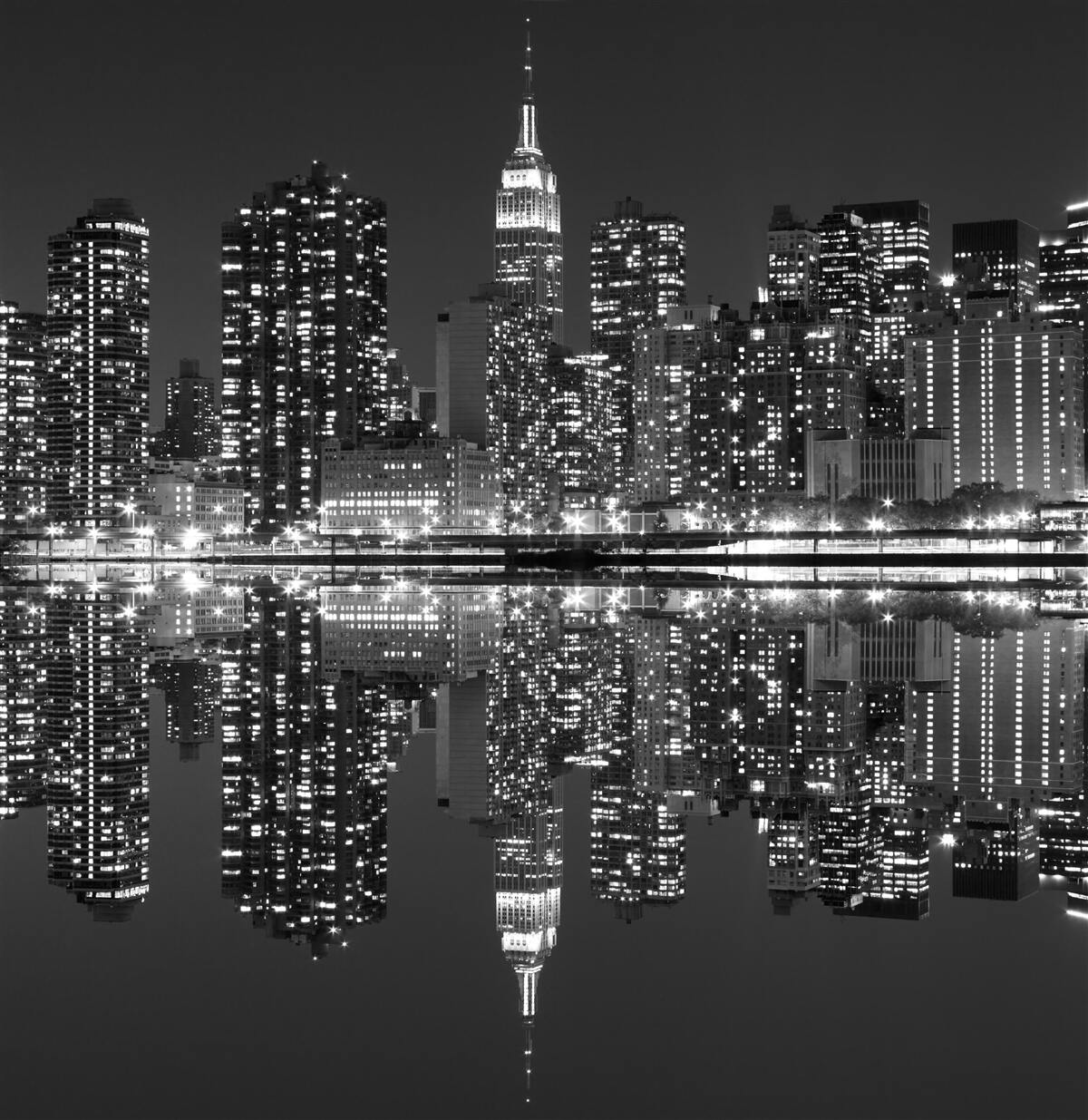 Fototapeta w odbiciach wody widać panoramę miasta