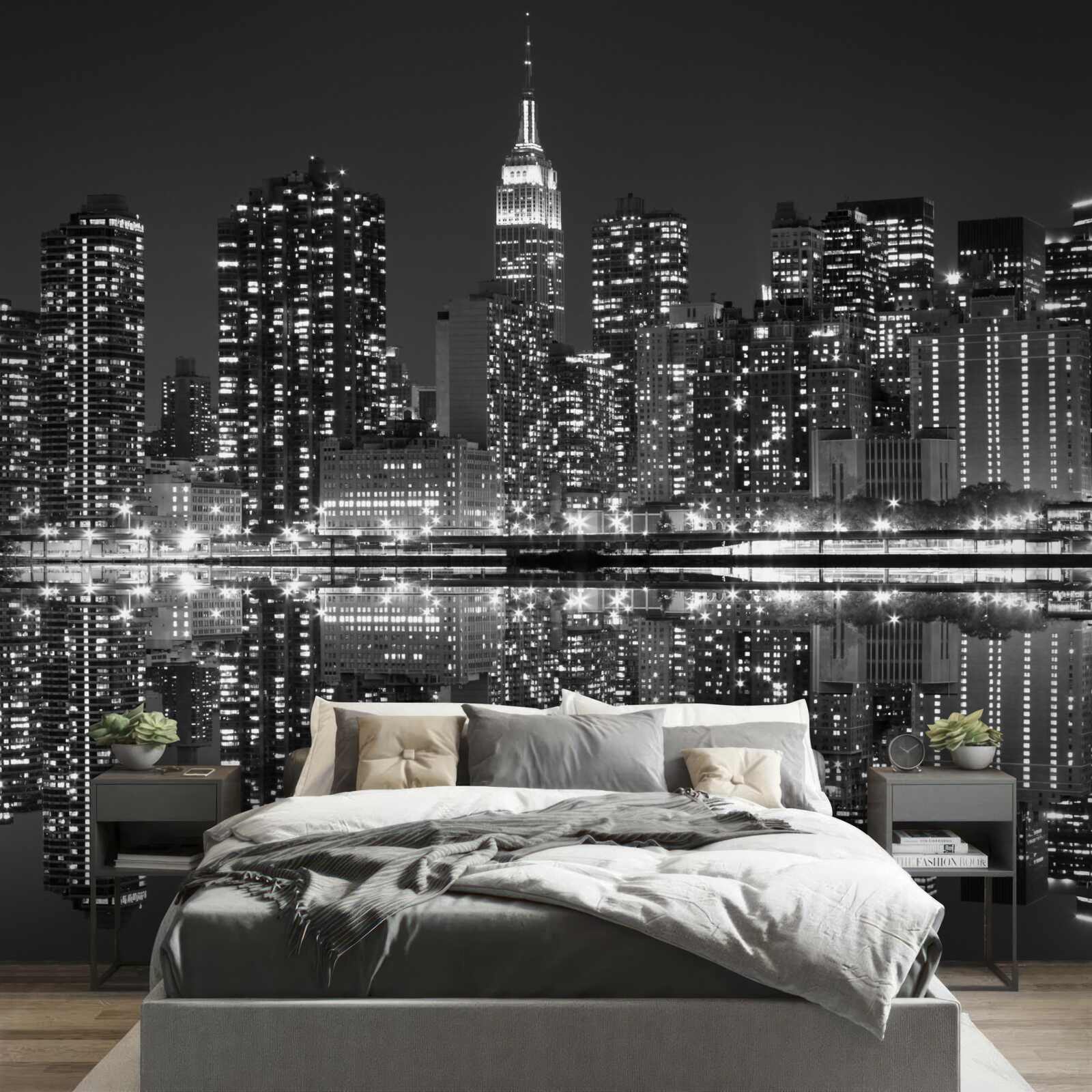 Fototapeta w odbiciach wody widać panoramę miasta