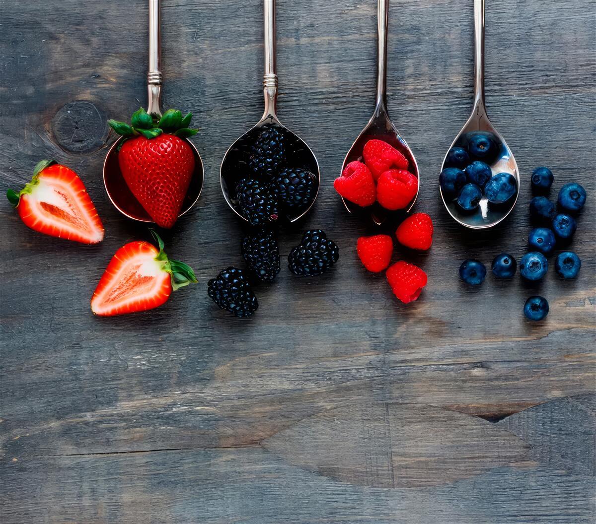 Fototapeta Łyżki wypełnione jagodami