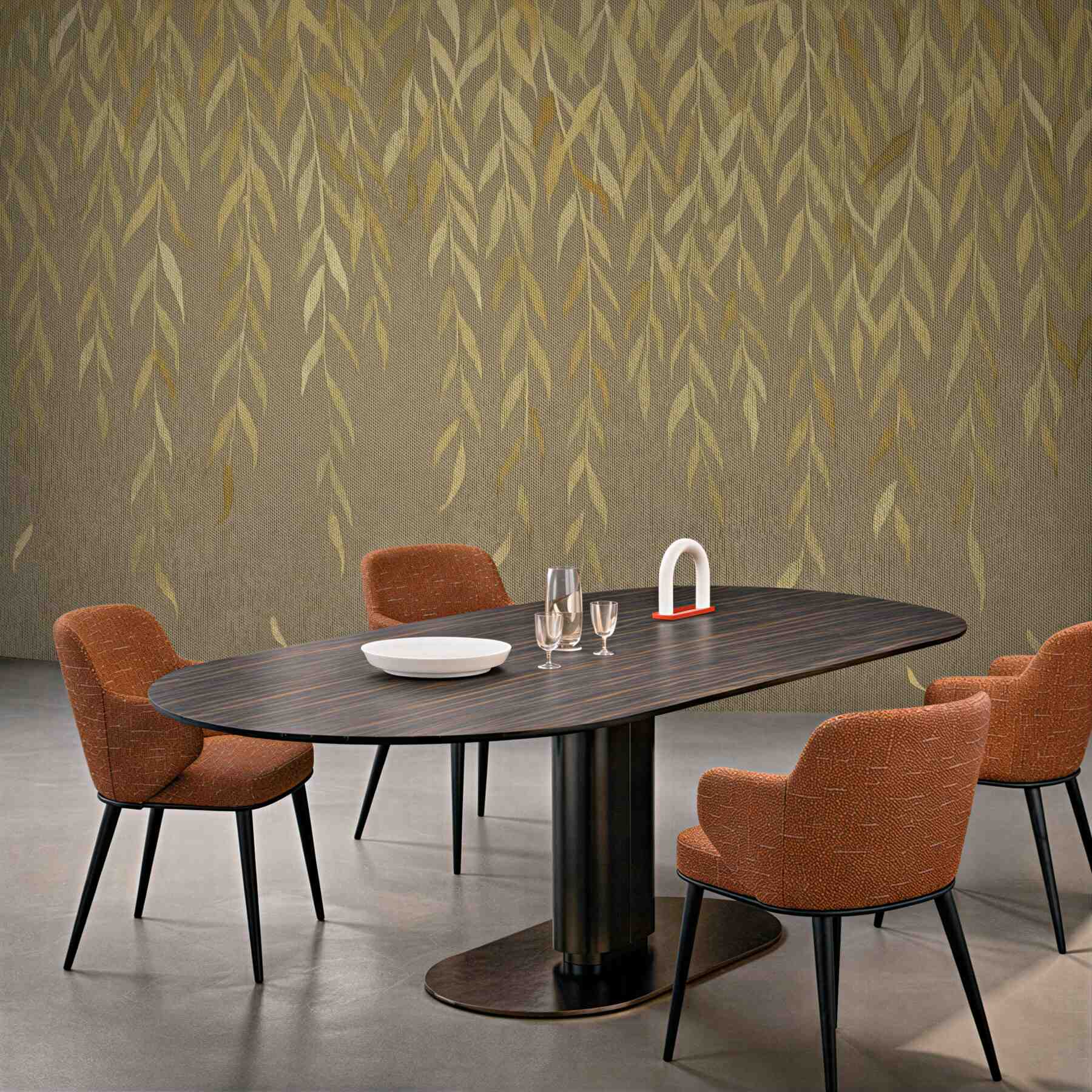 Fototapeta Gałęzie wierzby z liśćmi w odcieniach żółci i zieleni opadające na brązowym płóciennym tle.