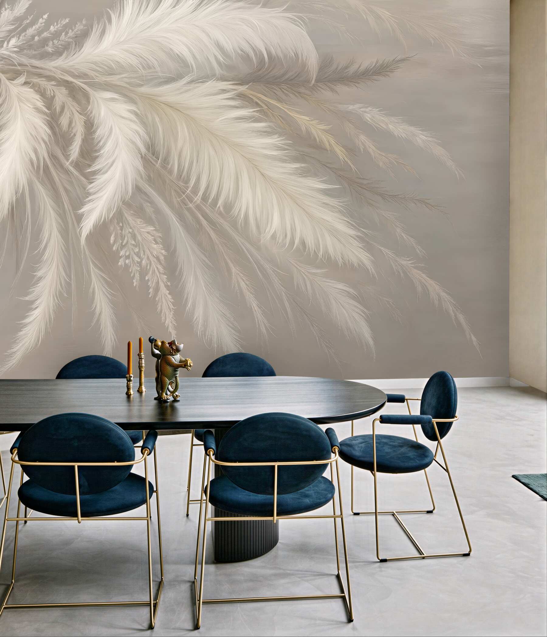 Fototapeta Miękkie, puszyste białe pióra oraz suszone kwiaty na stonowanym pastelowym beżowym tle.