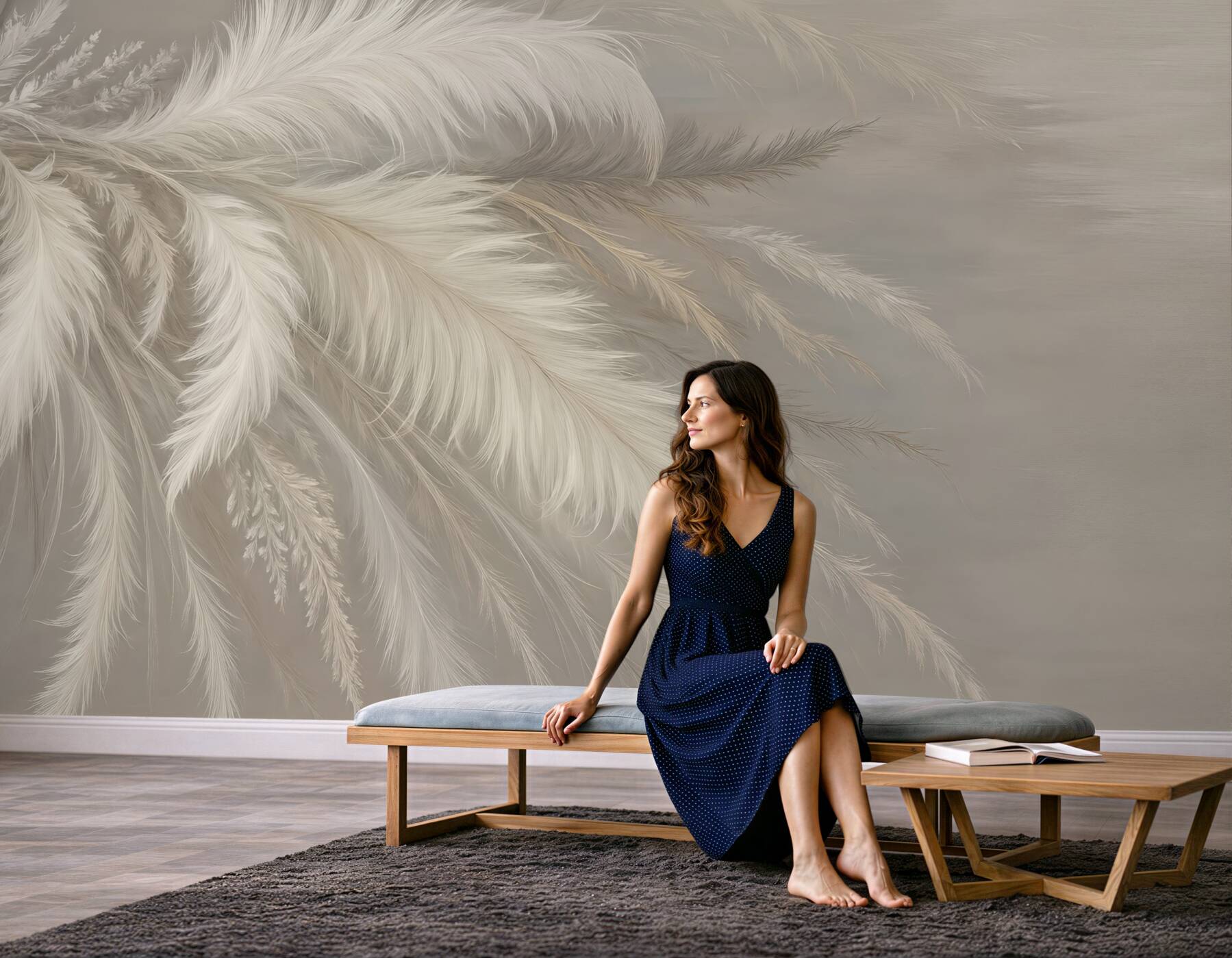 Fototapeta Miękkie, puszyste białe pióra oraz suszone kwiaty na stonowanym pastelowym beżowym tle.