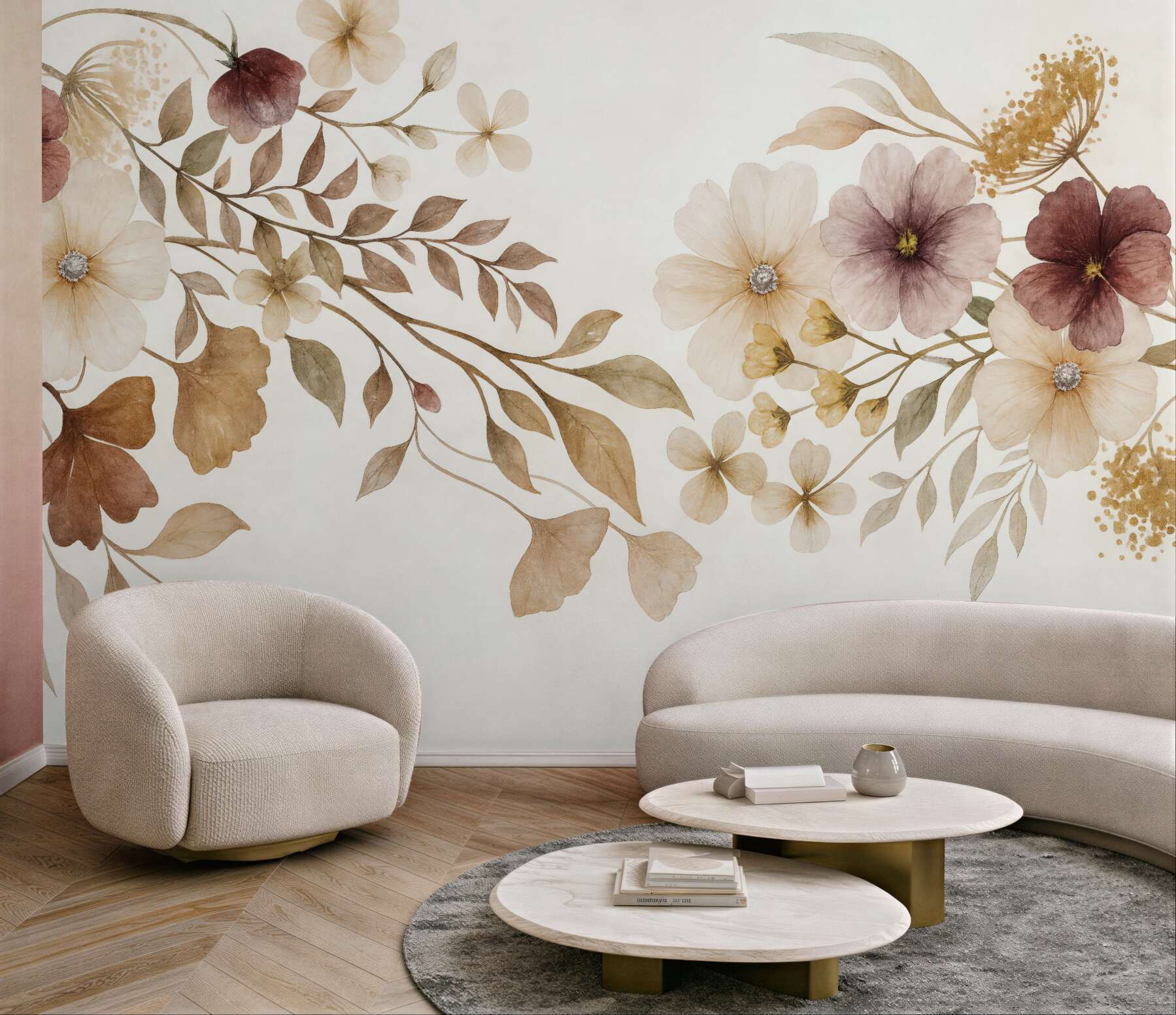 Fototapeta Kompozycja kwiatowa w subtelnych, neutralnych odcieniach z beżowymi i białymi roślinami oraz liśćmi na jasnej powierzchni.