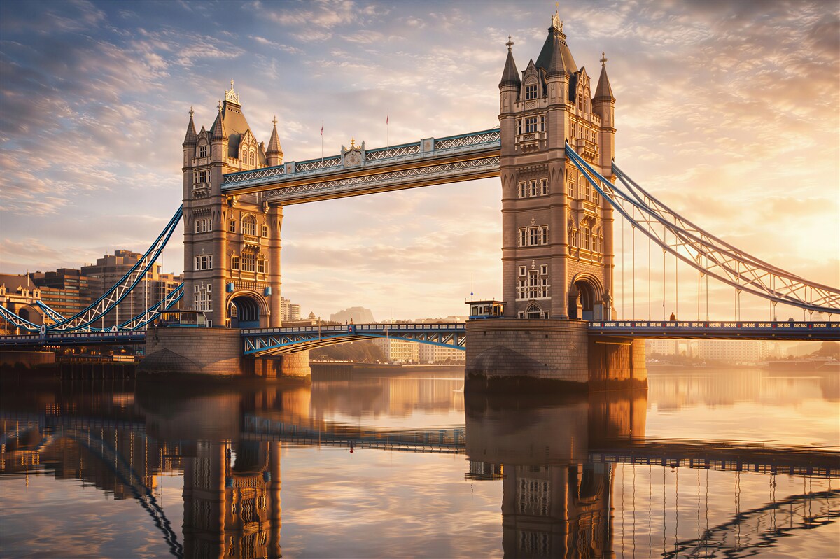 Fototapeta Tower Bridge w Londynie o wschodzie słońca nad Tamizą