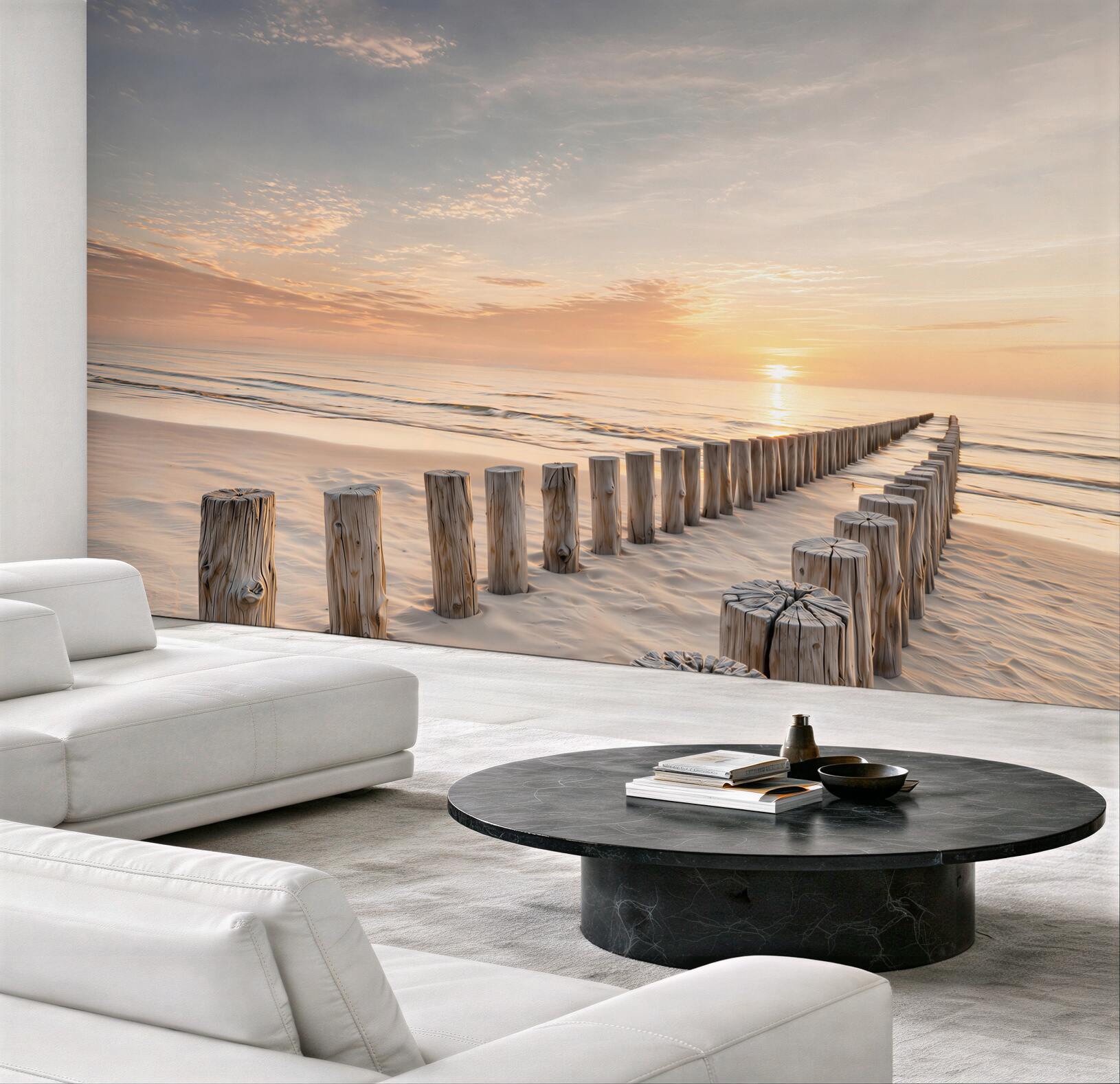 Fototapeta spokojna plaża o wschodzie słońca z drewnianymi palami