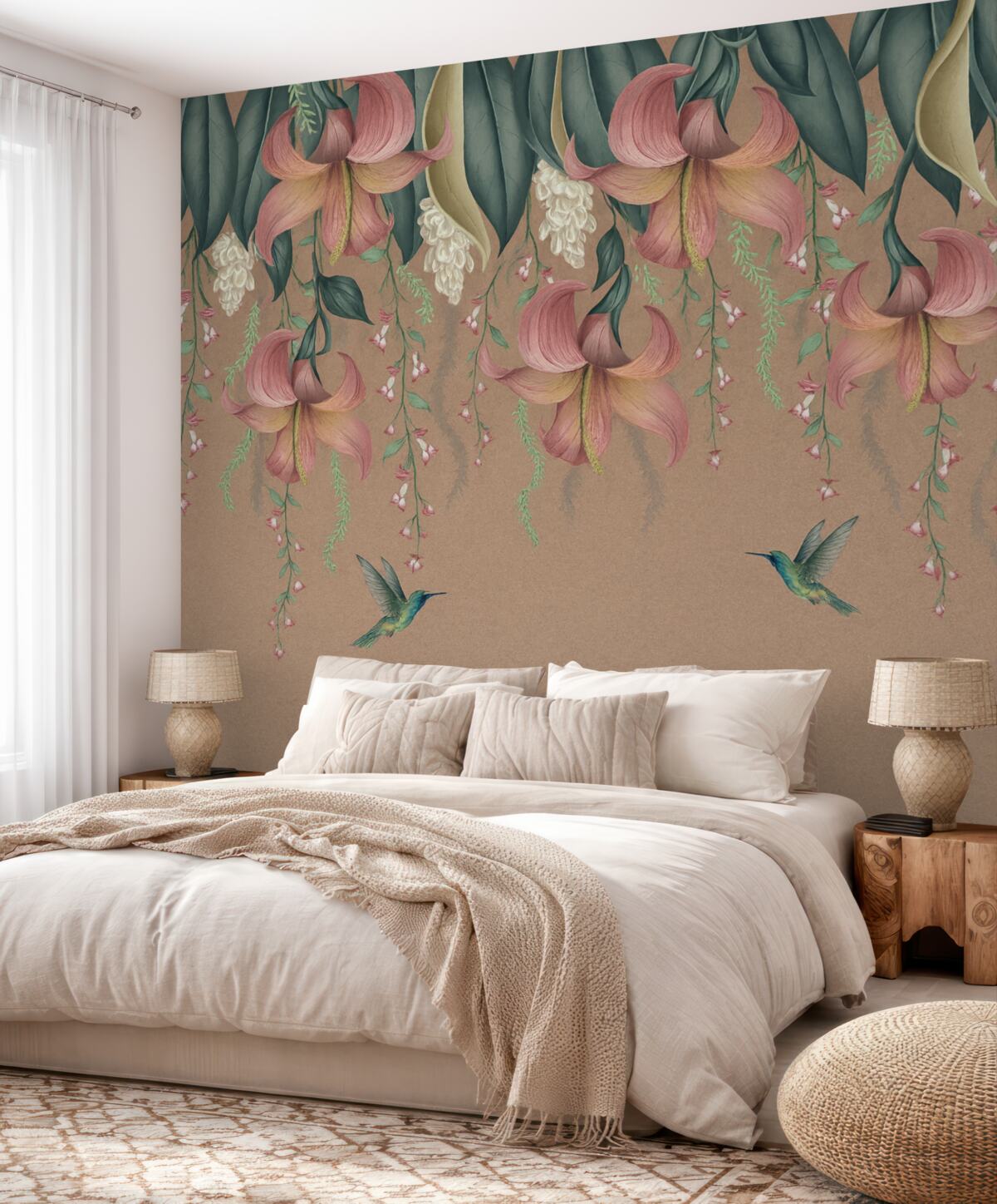 Fototapeta Subtelny motyw roślinny z zwisającymi liliami, kwiatami i kolibrami na zniszczonej ścianie.