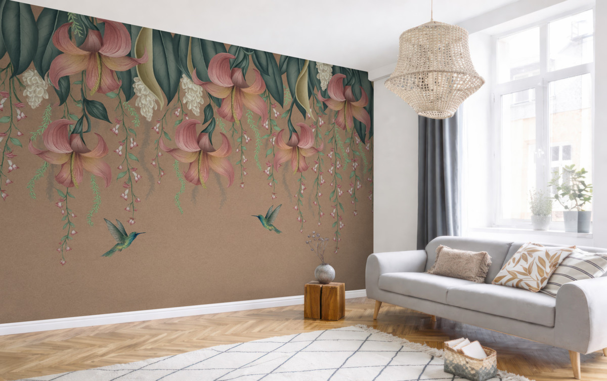 Fototapeta Subtelny motyw roślinny z zwisającymi liliami, kwiatami i kolibrami na zniszczonej ścianie.