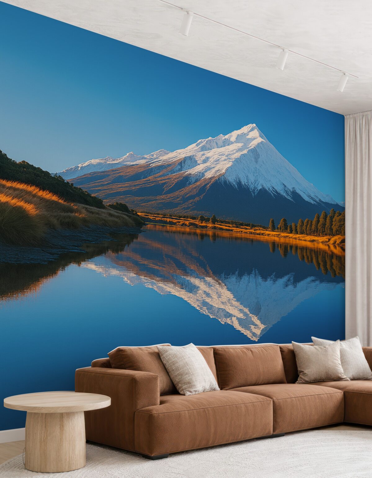 Fototapeta Krajobraz górski z drzewami i potokiem.