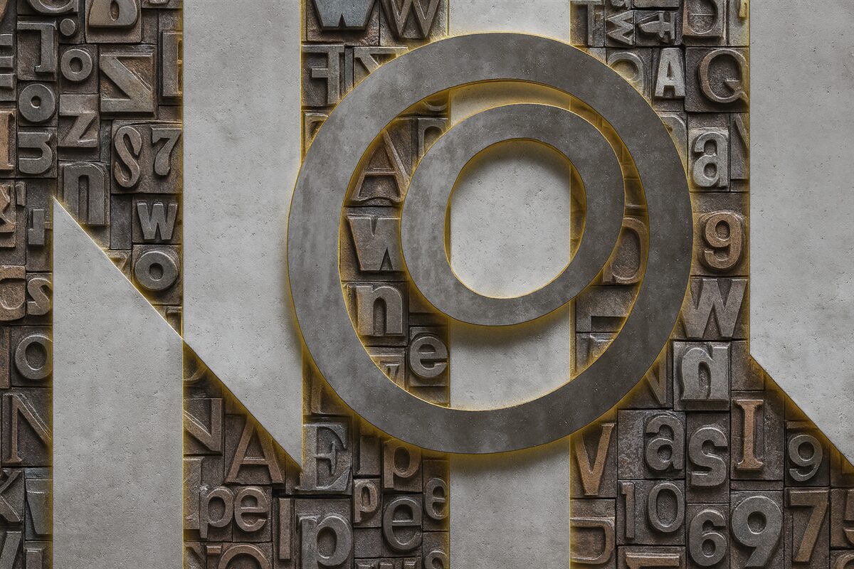 Fototapeta Nowoczesna tapeta w stylu loftowym z odwzorowaniem trójwymiarowych liter, betonu i oświetlenia.