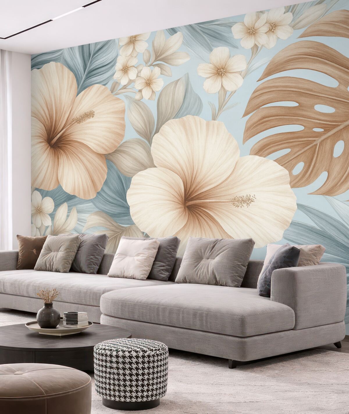 Fototapeta Tropikalny wzór z dużymi liśćmi i kwiatami w stonowanych odcieniach niebieskiego oraz beżu.