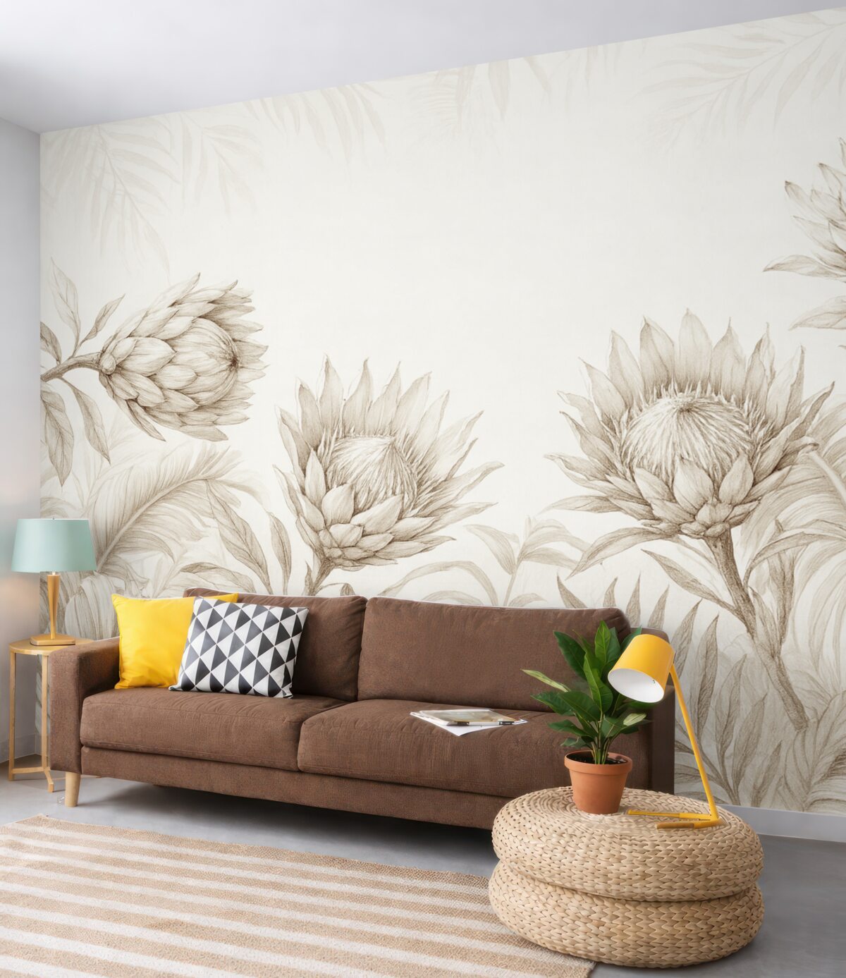 Fototapeta Protea pośród tropikalnych liści, tonacje beżu.