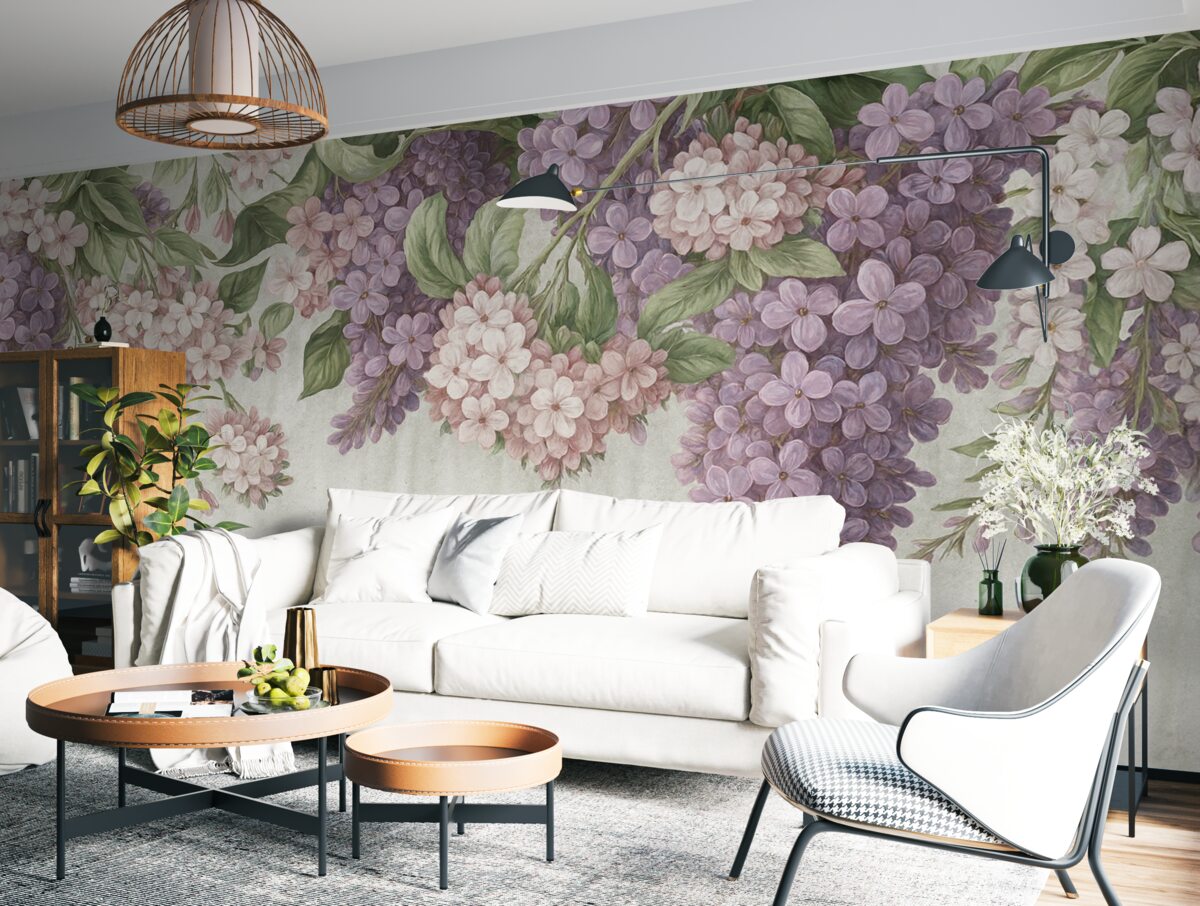 Fototapeta Kwiatowy wzór z białymi i fioletowymi kwiatami, bzami oraz zielonymi liśćmi na jasnym materiałowym tle.