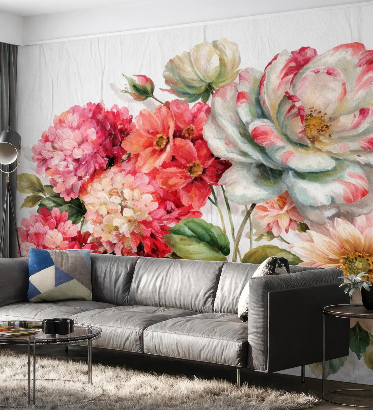 Fototapeta Wielkie różowe i białe piwonie, czerwone dalie oraz zielone liście na białym, fakturowanym tle.