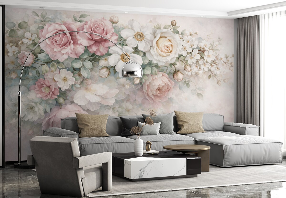 Fototapeta Subtelna, pastelowa aranżacja kwiatowa z różowymi różami, białymi roślinami i zielonymi liśćmi.