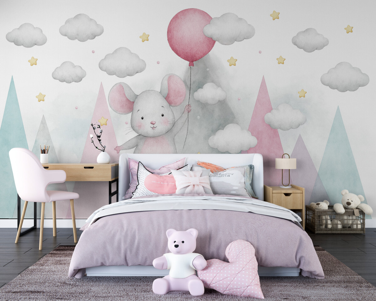 Fototapeta Urocza myszka trzymająca różowy balonik wznoszący się wśród białych chmur oraz różowo-niebieskich geometrycznych szczytów.