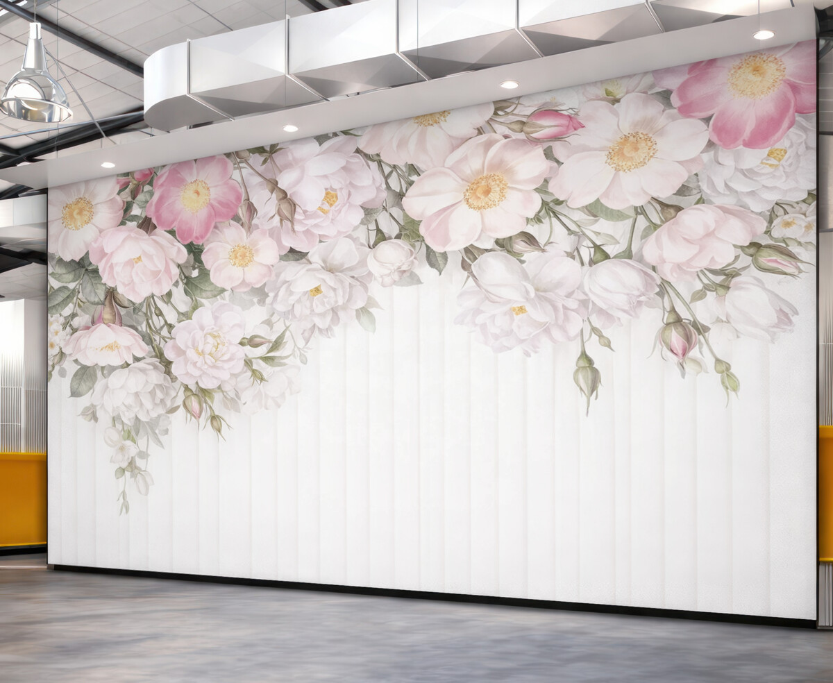 Fototapeta Bukiet subtelnych białych i różowych kwiatów z zielonymi liśćmi na jasnym tle.