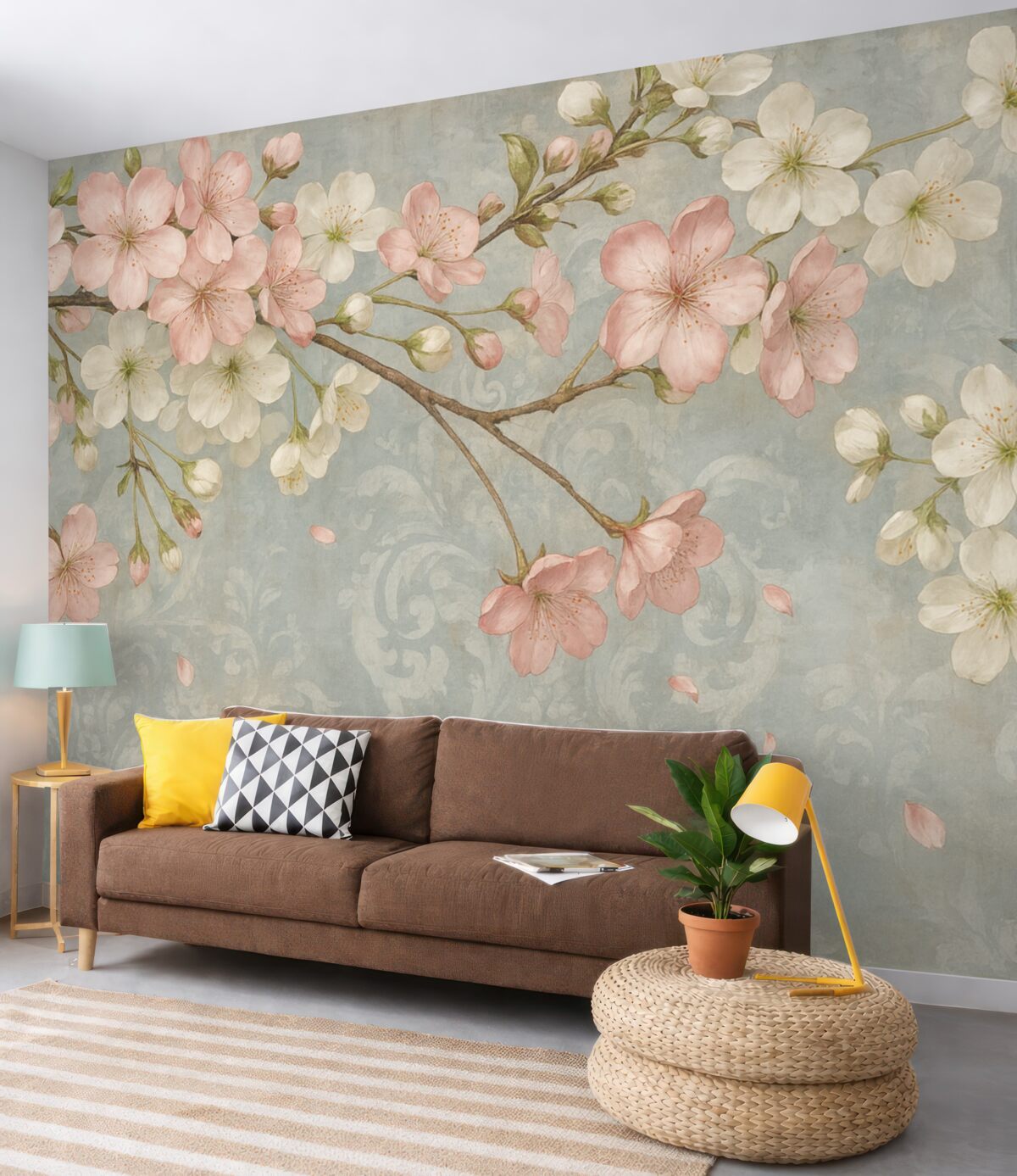 Fototapeta Różowe oraz białe kwiaty wiśni w pełnym rozkwicie, z delikatnymi płatkami opadającymi na teksturowane niebieskie tło.