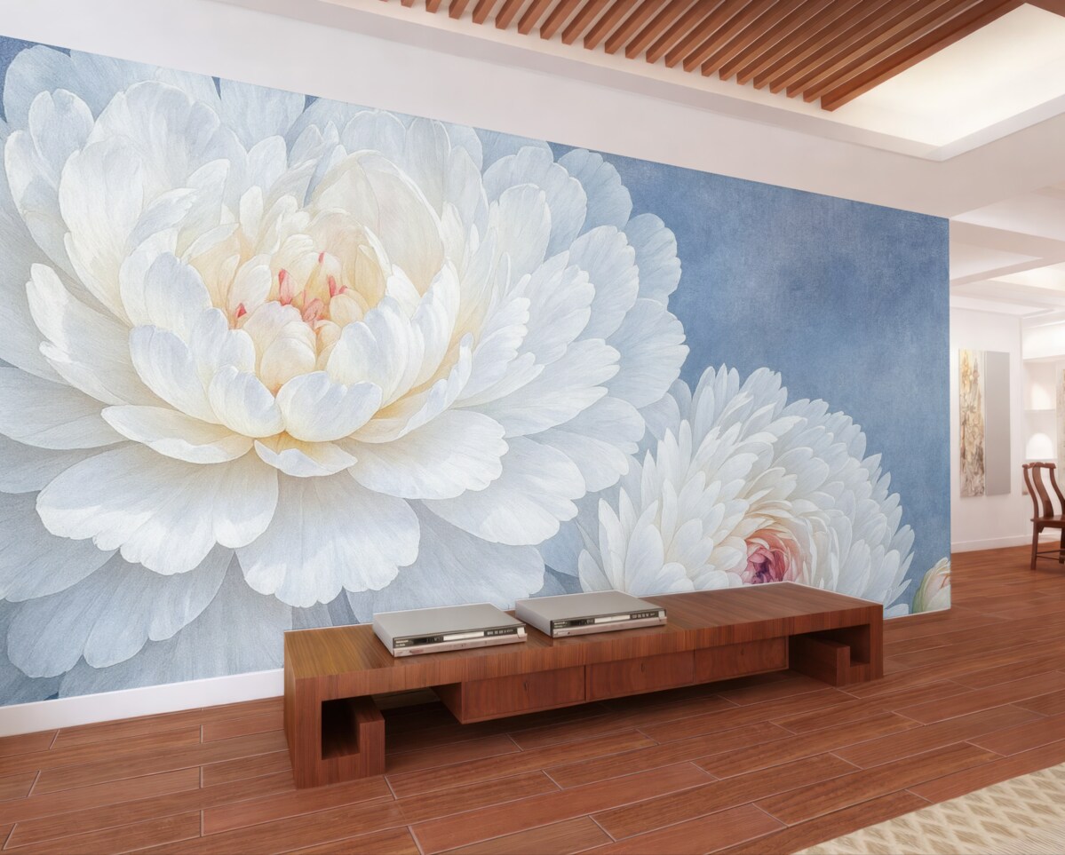 Fototapeta Białe, szczegółowe kwiaty piwonii z łagodnymi, subtelnymi płatkami na jasnoniebieskim, wzorzystym tle.