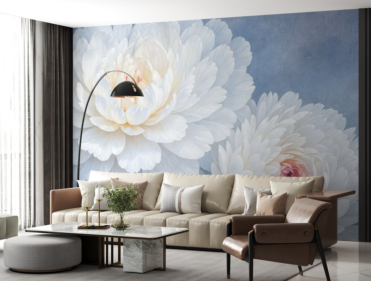 Fototapeta Białe, szczegółowe kwiaty piwonii z łagodnymi, subtelnymi płatkami na jasnoniebieskim, wzorzystym tle.