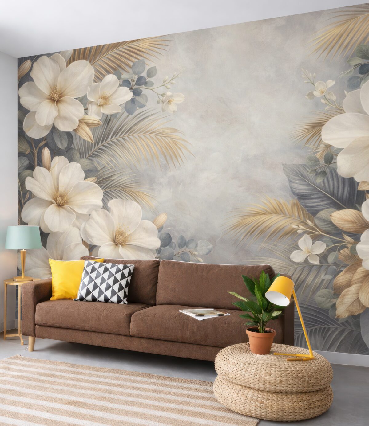 Fototapeta Tropikalny kwiatowy motyw z wielkimi białymi i żółtymi kwiatami hibiskusa oraz liśćmi palmowymi w delikatnych tonach szarości i beżu.