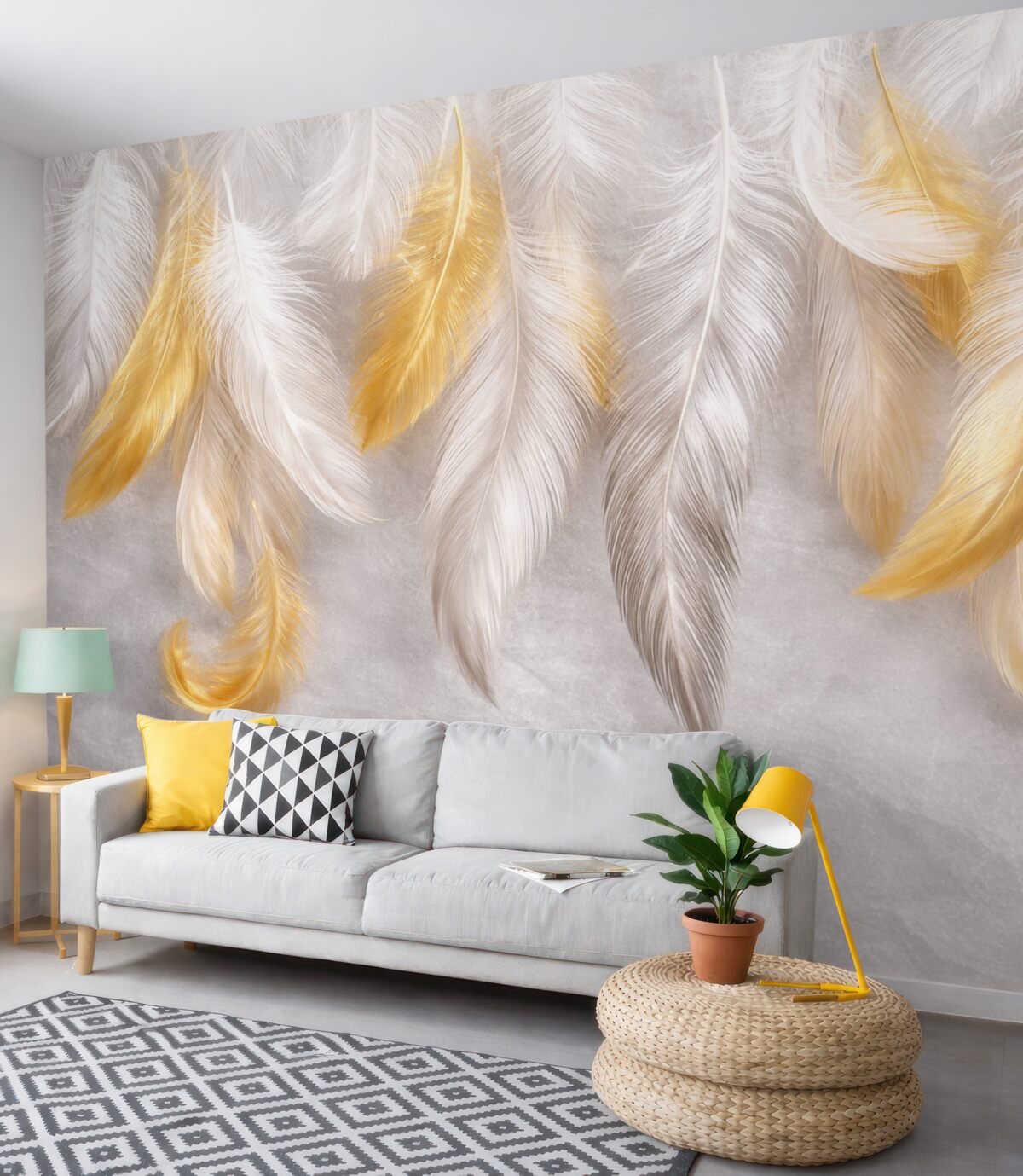 Fototapeta Białe i żółte pióra zwisające na miękkim szarym tle, tworząc subtelną i lekką kompozycję.