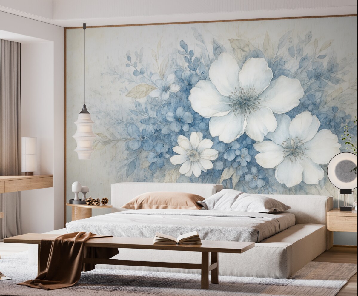 Fototapeta Delikatna imitacja ściany z fakturą białych i niebieskich kwiatów na jasnym tle z nieczytelnym odręcznym napisem.