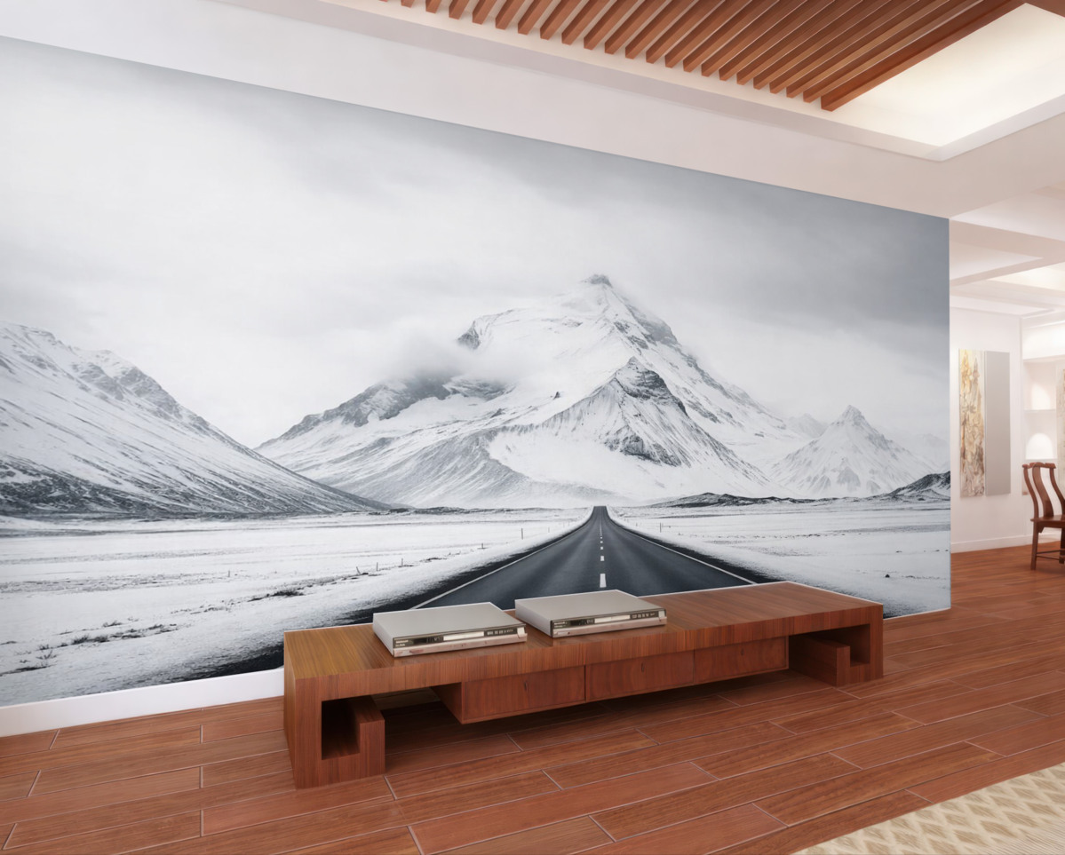 Fototapeta Czarno-biały pejzaż z trasą wiodącą w góry z delikatną mgłą.